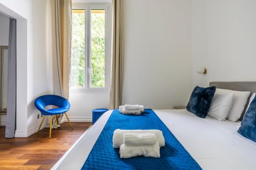 a bedroom with a large bed with towels on it at San Marco White Appartamento Luxury con Garage su richiesta in Florence