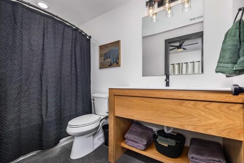 ein Badezimmer mit einem WC, einem Waschbecken und einem Spiegel in der Unterkunft FREE Resort Amenities, Mini golf, Pool/Hot Tubs - PERFECT FOR LARGE FAMILY in Kimberling City