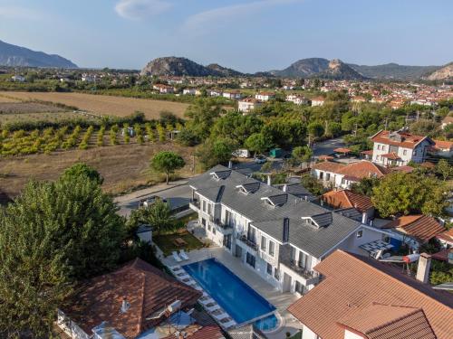 een luchtzicht op een huis met een zwembad bij Bright House Apart in Ortaca
