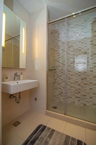 Ένα μπάνιο στο Luxury Kalman Centar Apartman