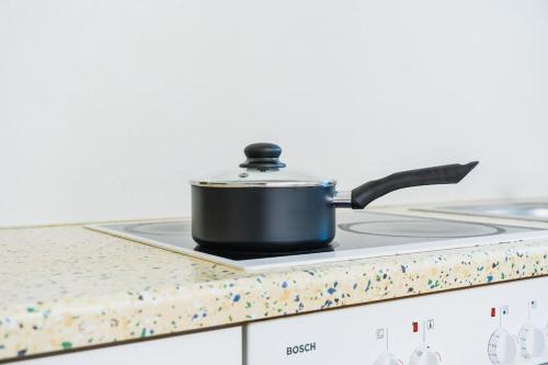 a pot on a stove top in a kitchen at Zentrumnahe Wohnung in Ingelheim in Ingelheim am Rhein