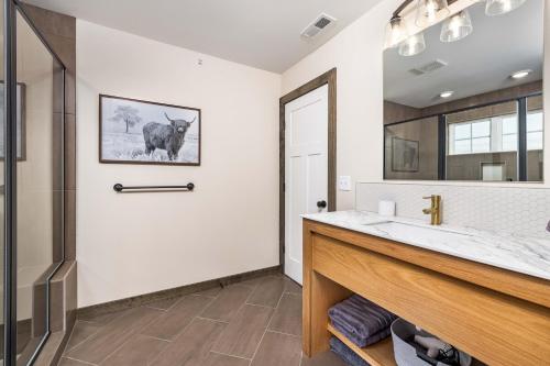 ein Badezimmer mit einem Waschbecken und einem großen Spiegel in der Unterkunft Lakefront Lodge AMAZING LAKE VIEWS! FREE amenities! Something for Everyone! in Kimberling City