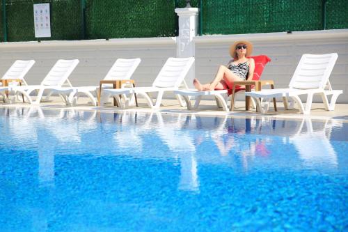 Kolam renang di atau dekat dengan Bright House Apart