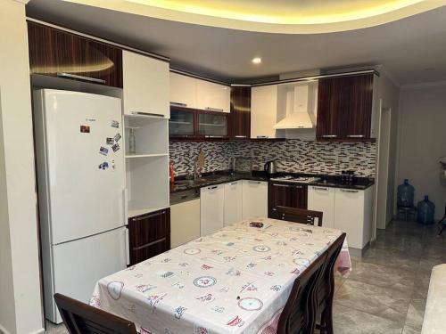 Kjøkken eller kjøkkenkrok på Alanya havuzlu lüks komplekste