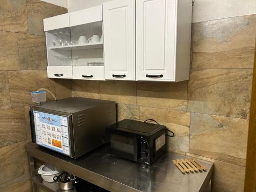 a microwave sitting on a table next to a counter at Piets Gästezimmer in Sandstedt