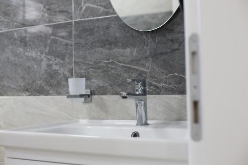 Bilik mandi di Bright House Apart