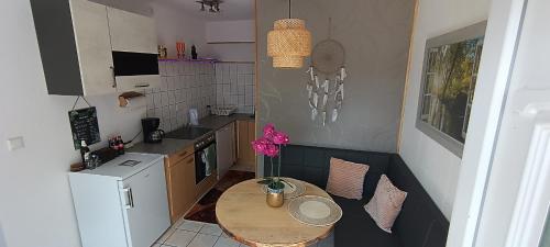 eine kleine Küche mit einem Tisch mit Blumen darauf in der Unterkunft Ferienwohnung Auetal 