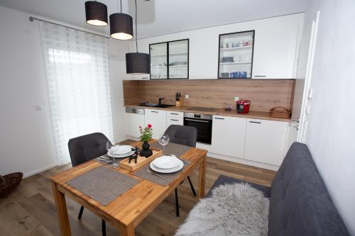 een keuken en eetkamer met een houten tafel bij Ferienwohnung Albblick in Burladingen