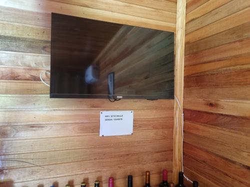 una pared de botellas de vino en una bodega en Sítio Recanto Nativo, en Palmitos