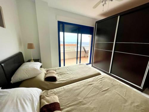 Ένα ή περισσότερα κρεβάτια σε δωμάτιο στο Sunny 2-bedroom apartment with sea view