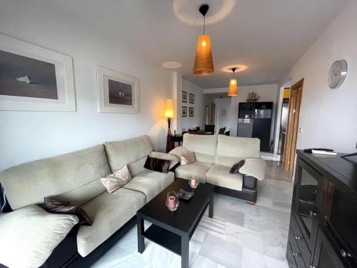 Posezení v ubytování Sunny 2-bedroom apartment with sea view