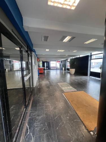 un couloir vide d'un immeuble de bureaux avec un tapis dans l'établissement Ferienwohnung in Köln 2909, à Cologne