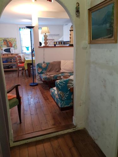 un salon avec un canapé et une table dans l'établissement HERM'S Petite maison atypique et cour privative -, à Cabourg
