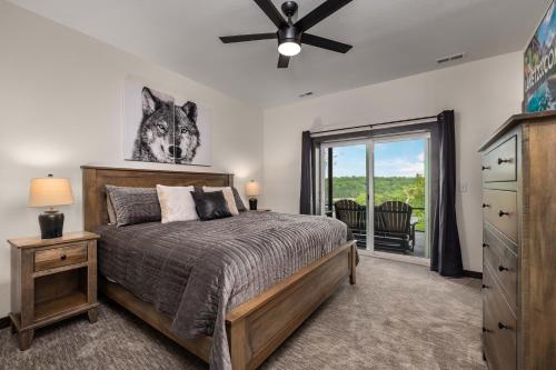 ein Schlafzimmer mit einem Wolfsbild an der Wand in der Unterkunft Luxury Lakefront Villa w/ FREE kayaks, pools, shuffleboard, Mini golf and more! in Kimberling City