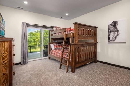 ein Schlafzimmer mit Etagenbett und Fenster in der Unterkunft Luxury Lakefront Villa - Over 30 FREE amenities included! in Kimberling City