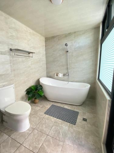 玉井區的住宿－派森家 ，浴室配有白色浴缸和卫生间。
