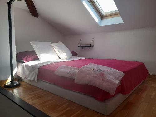 una camera con un letto con una coperta rossa e bianca di Casa Marty a Rapallo