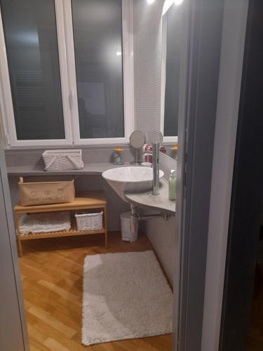 y baño con lavabo y espejo. en Casa Marty en Rapallo