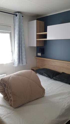 une chambre avec un lit avec un oreiller dessus dans l'établissement Chez Loulou F77, à Saint-Jean-de-Monts