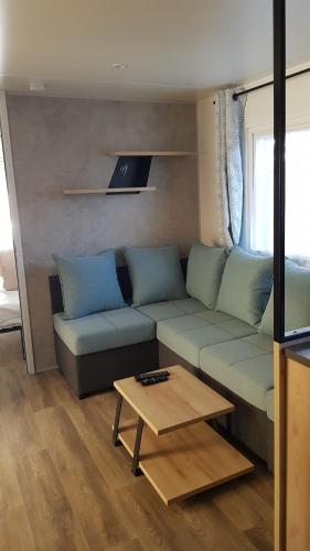 un salon avec un canapé et une table basse dans l'établissement Chez Loulou F77, à Saint-Jean-de-Monts