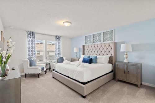 1 dormitorio con 1 cama, 1 mesa y 1 silla en NEW to Market New Construction 5 Bed Retreat In World Famous Windsor Island en Davenport