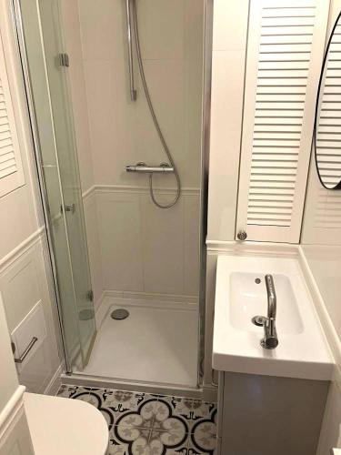 a bathroom with a shower and a sink at Cute Apartment In The City Center , 2-Beds , Wi-Fi - by HIK Apartments in Warsaw