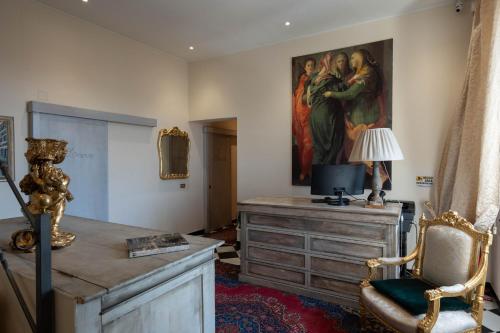 una stanza con un dipinto sul muro e un comò di San Giorgio Rooms a Genova