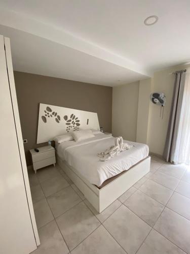 - une chambre avec un grand lit blanc dans l'établissement El Olivar Experiences - Adults Recommended, à Puerto del Rosario