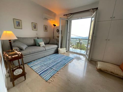 Schönes Familienappartement in Pelekas, Corfu mit Meerblick tesisinde bir oturma alanı