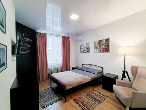 - une chambre avec un lit, un canapé et une chaise dans l'établissement 054 Apartment Sofia Residence, à Kiev