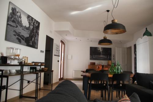 salon ze stołem i krzesłami w obiekcie B&B Le Terrazze Lama Balice w mieście Bitonto