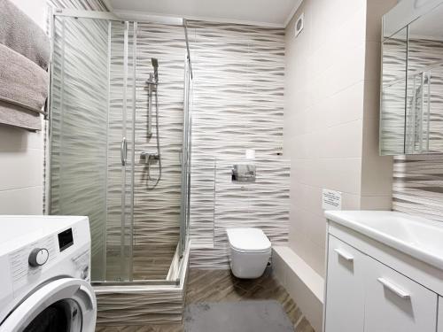 a bathroom with a shower and a toilet and a sink at 093 квартира ЖК Щасливий, укриття в комплексі in Kyiv