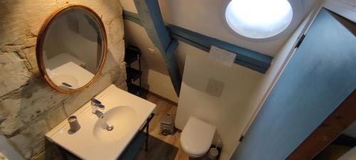 a small bathroom with a sink and a mirror at Villa à l'ancien Pigeonnier in Loches