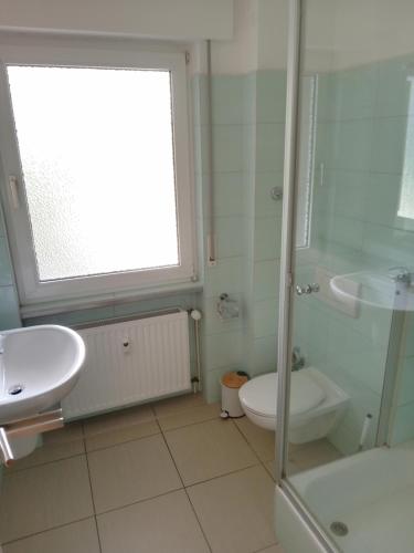 ein Bad mit einer Dusche, einem Waschbecken und einem WC in der Unterkunft Ferienwohnung Leonard in Goslar Hahnenklee in Hahnenklee-Bockswiese