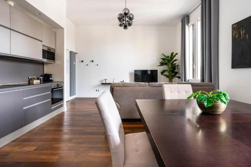 a living room with a table and a couch at San Marco Black Appartamento Luxury con Terrazzo e Parcheggio su richiesta in Florence