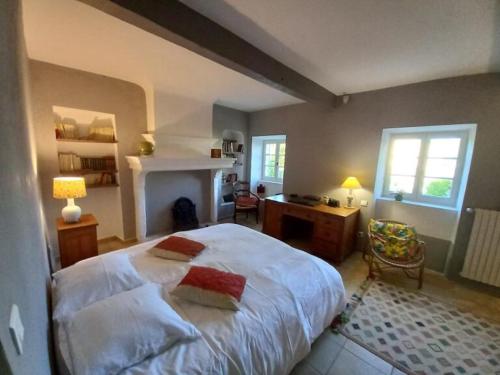 une chambre avec un lit avec deux oreillers dessus dans l'établissement La Lauze, à Blauvac