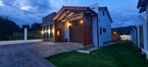 Casa Tanja في سامايباتا: منزل مع فناء في الفناء في الليل