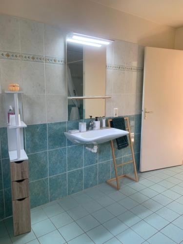 W łazience znajduje się umywalka i lustro. w obiekcie Appartement T2 cosy w mieście Gourdon