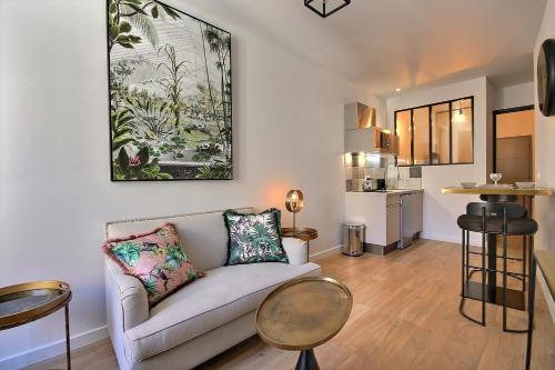 un salon avec un canapé et deux tables dans l'établissement LES TOITS DU VIEUX-PORT, à Marseille