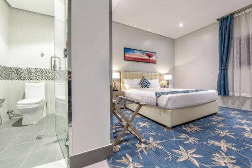 Amar suites في الرياض: غرفة نوم بسرير كنج وحمام