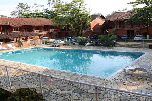 una gran piscina en un patio con edificios en MARA Maranduba! Apê c/ Piscina. en Ubatuba