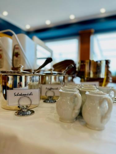 Příslušenství pro přípravu čaje a kávy v ubytování Landhotel Bellevue