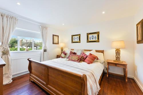 um quarto com uma cama e uma janela em Pass the Keys Hidden Cottage in Esher, West End em Esher