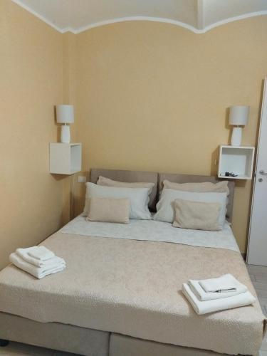 sypialnia z dużym łóżkiem z dwoma ręcznikami w obiekcie Da lea affitta camere w Bolonii
