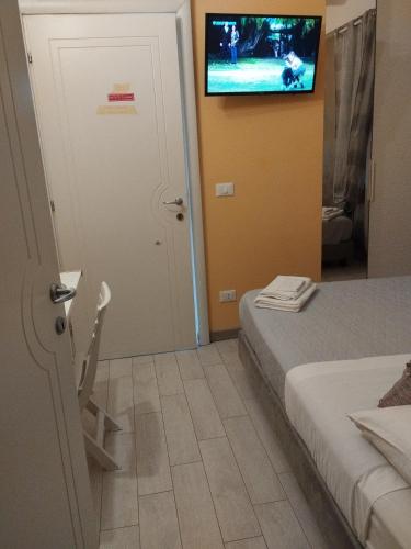 sypialnia z łóżkiem i telewizorem na ścianie w obiekcie Da lea affitta camere w Bolonii