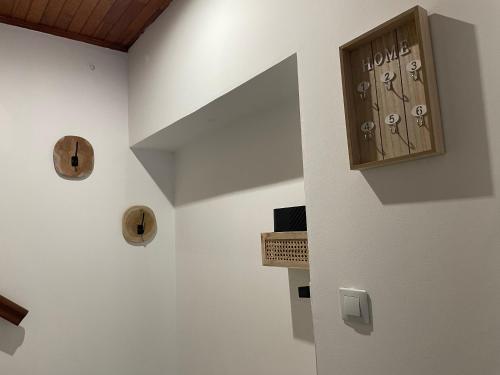 une chambre avec une horloge sur le mur dans l'établissement Le loft, à Bouillargues