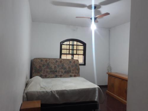 - une chambre avec un lit et un ventilateur de plafond dans l'établissement Sitio para lazer, à Bragança Paulista