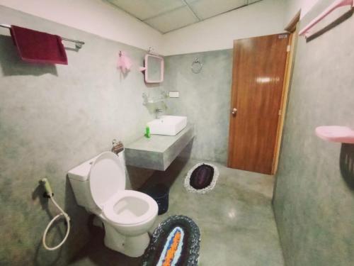 a bathroom with a toilet and a sink at Bird Nest Inn in Ella