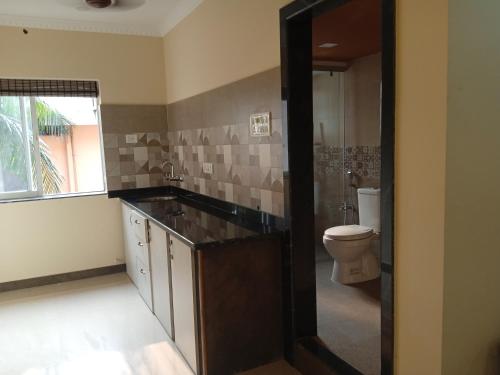 La salle de bains est pourvue d'un lavabo et de toilettes. dans l'établissement Casa Coutinho, à Porvorim
