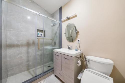 een badkamer met een douche, een toilet en een wastafel bij 3 bedrooms waterfront Cottage in Parry Sound